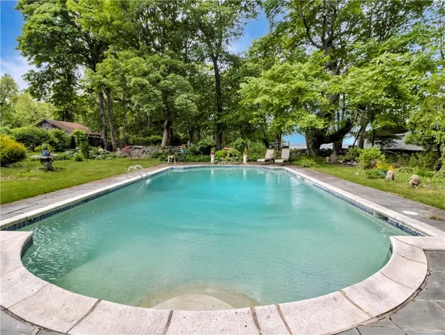 $1,900,000 | 219 Nanaquaket Road, Tiverton, RI 02878