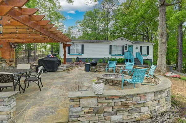 a view of a house with backyard