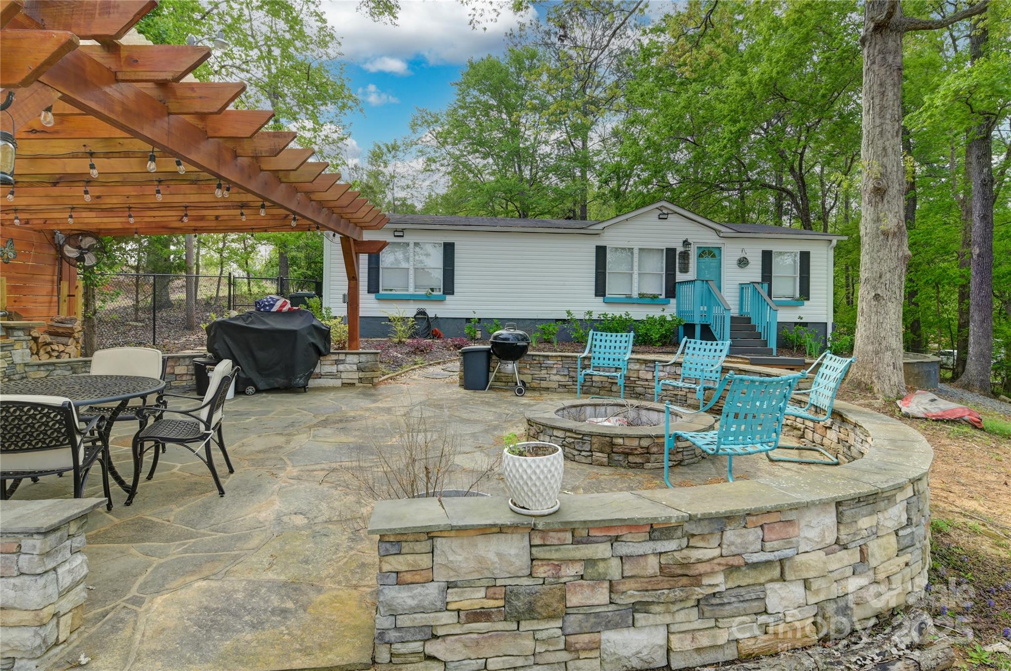 a view of a house with backyard
