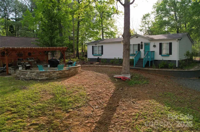 a view of a backyard