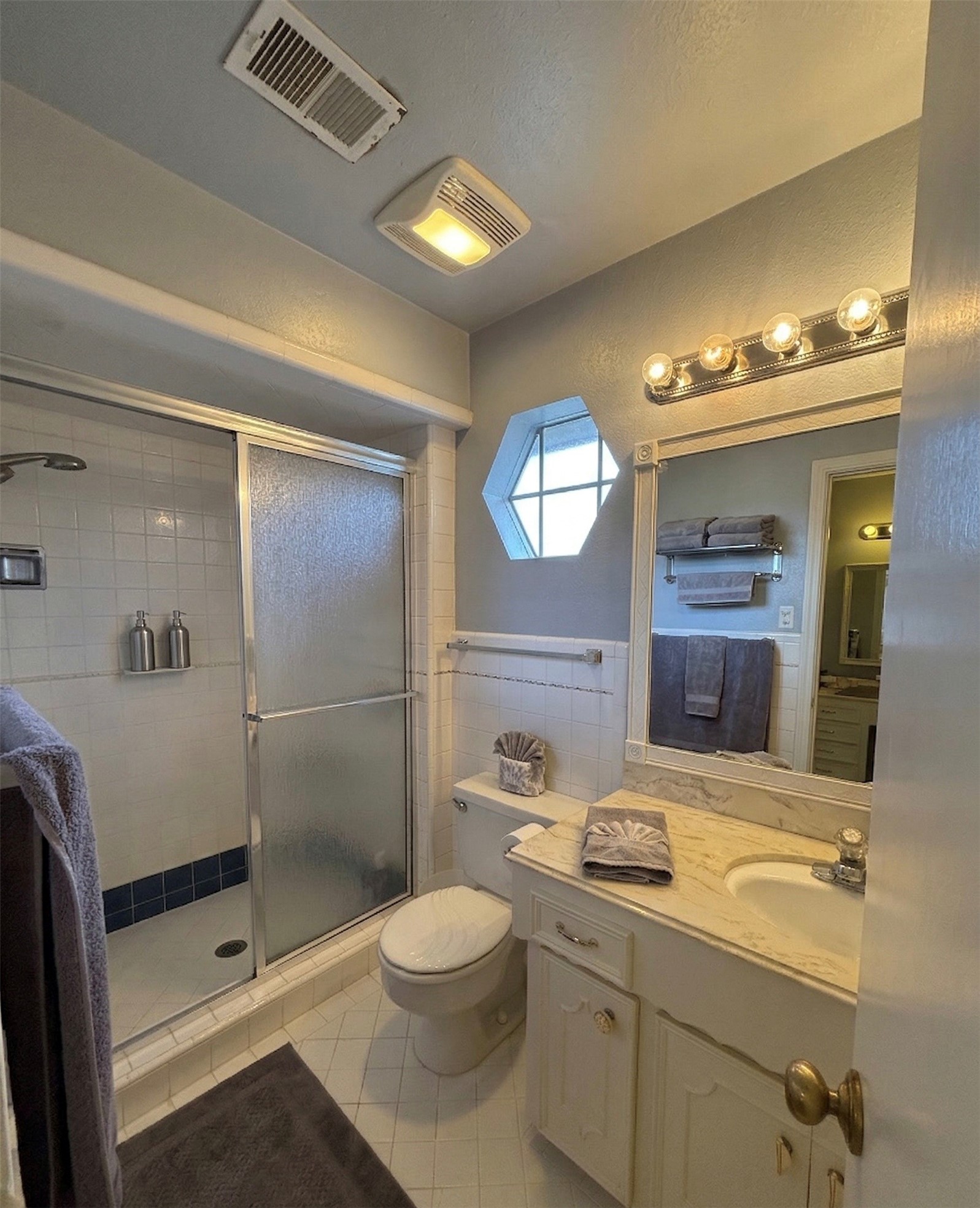 1789 Saxony Lane Houston, TX 77058 - Photo 12 of 18 Primary Bath