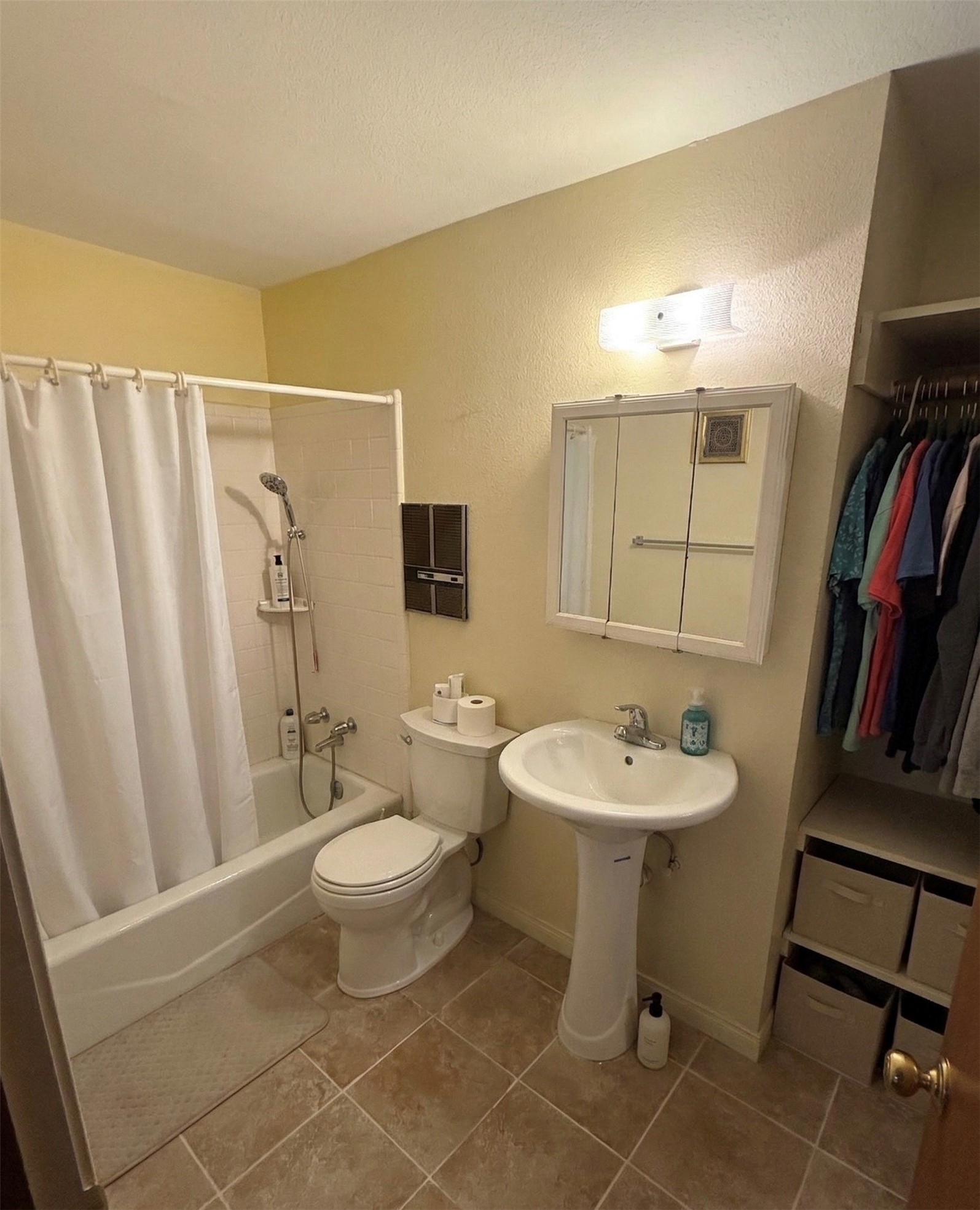 1789 Saxony Lane Houston, TX 77058 - Photo 17 of 18 Guest Suite Bathroom