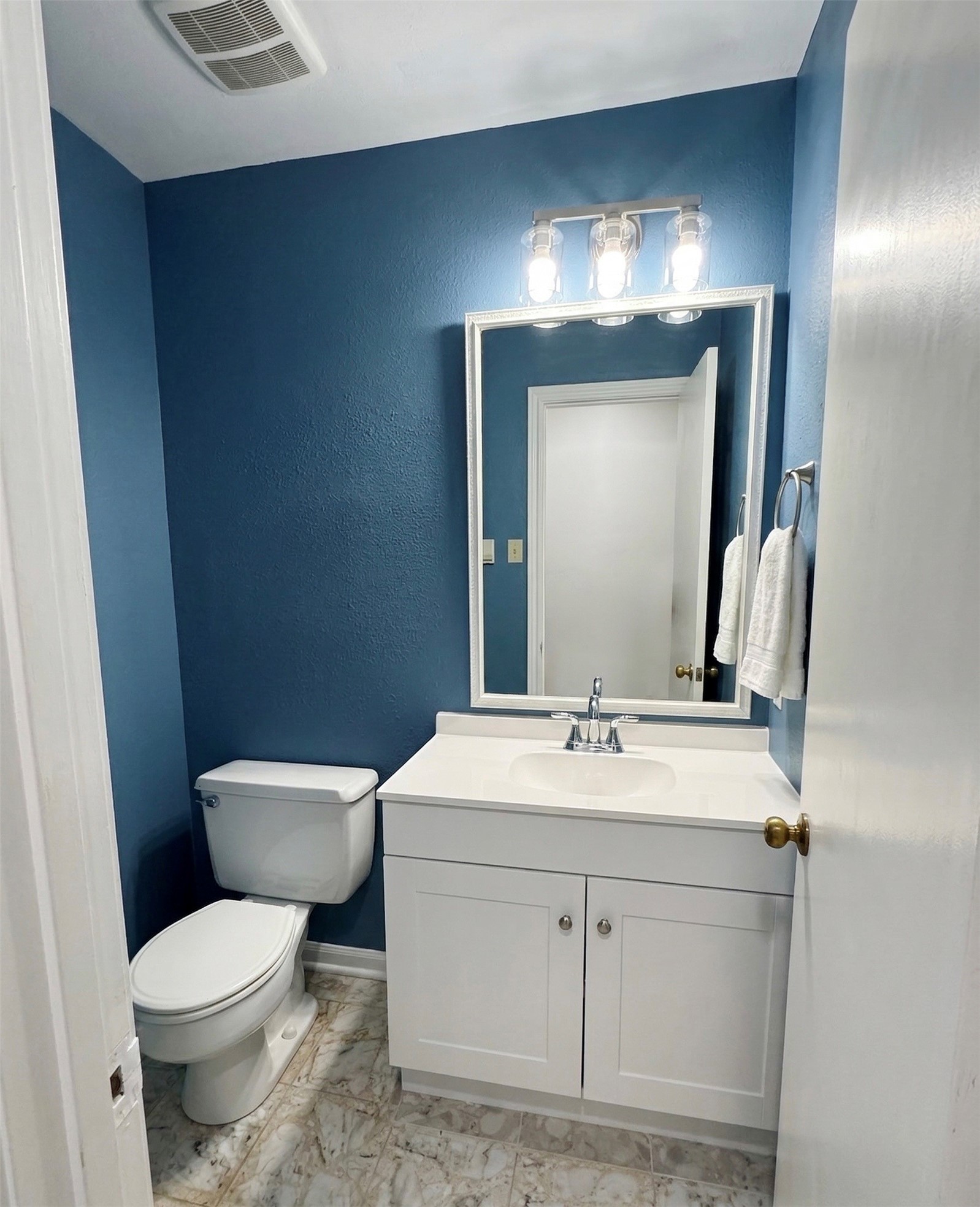 1789 Saxony Lane Houston, TX 77058 - Photo 9 of 18 Half bathroom downstairs