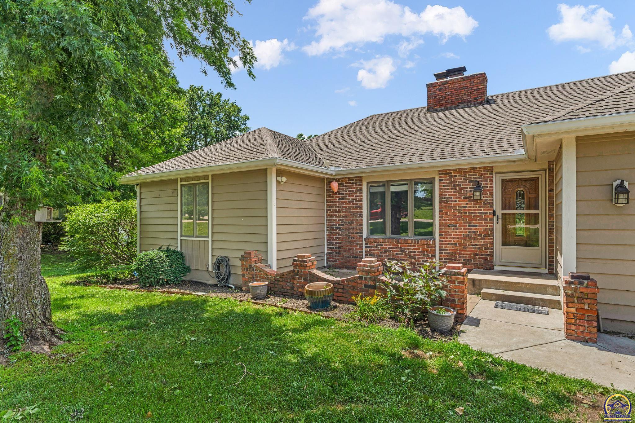 3725 Southwest Kings Forest Road Topeka, KS 66610 - Photo 4 of 52