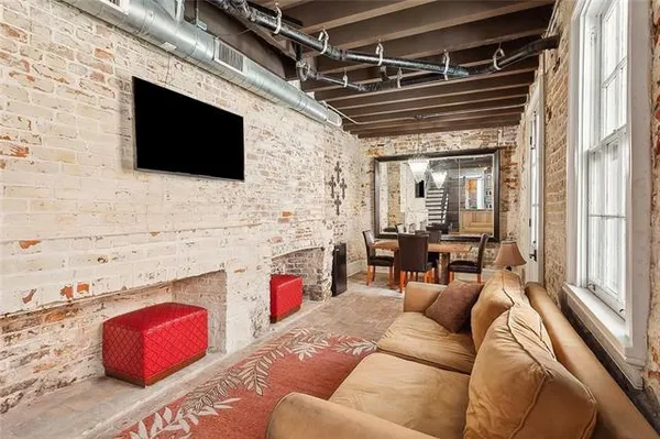 $1,700 | 829 Burgundy Street, Unit 4, New Orleans, LA 70116