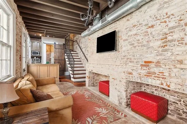 $1,700 | 829 Burgundy Street, Unit 4, New Orleans, LA 70116