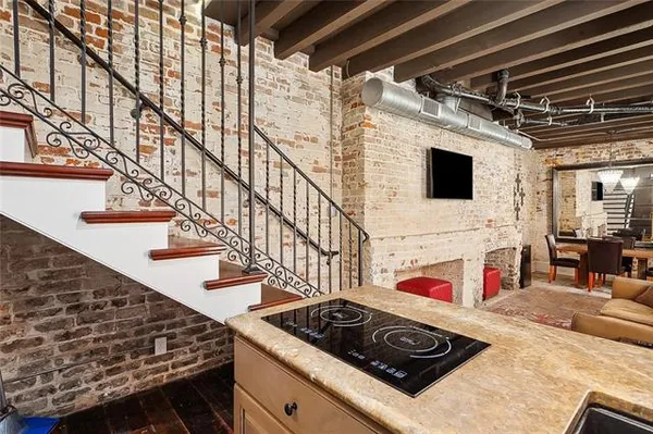 $1,700 | 829 Burgundy Street, Unit 4, New Orleans, LA 70116