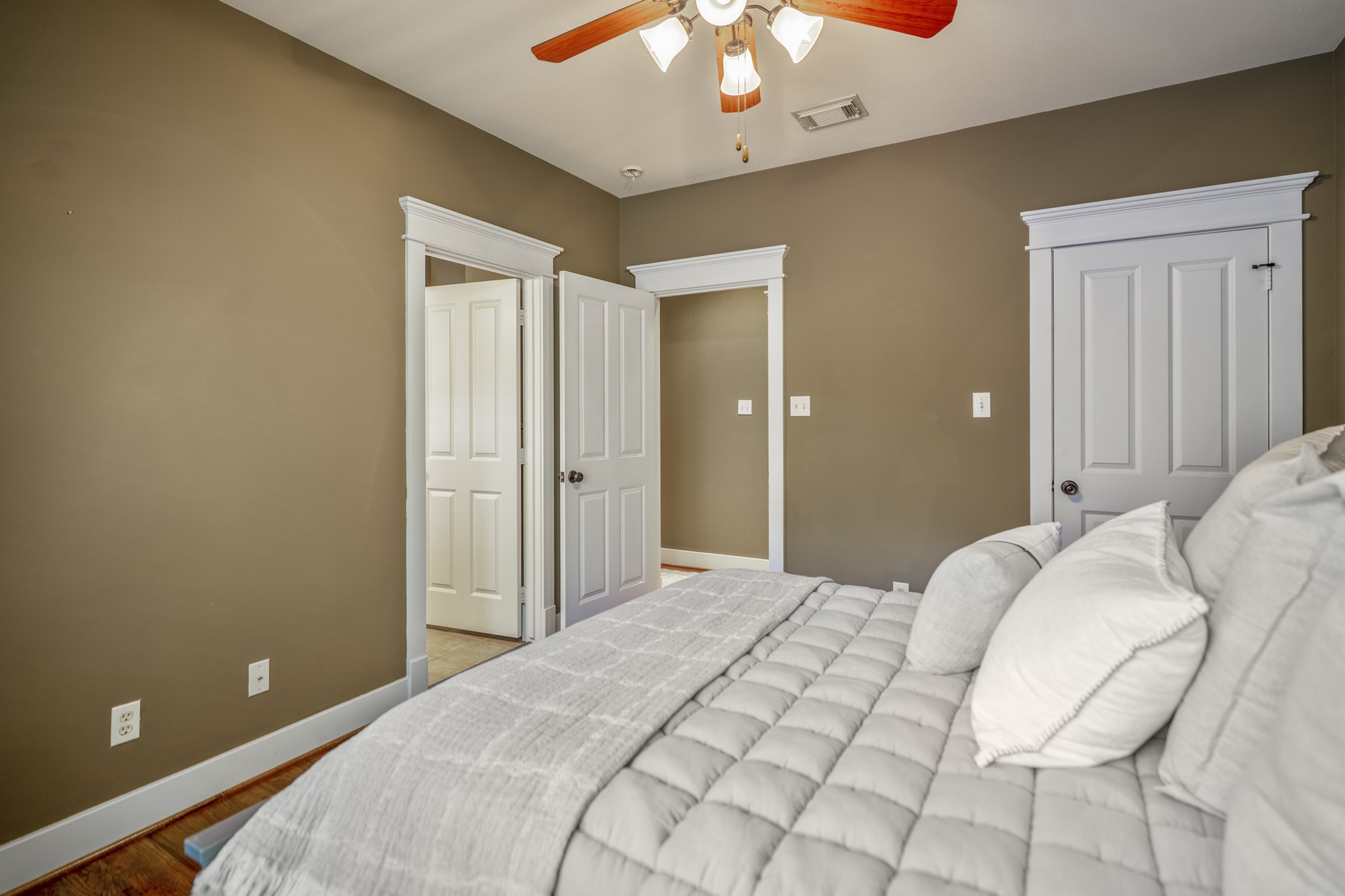 905 West 23rd Street Houston, TX 77008 - Photo 26 of 46 Well-sized bedroom conveniently located near shared full bathroom.