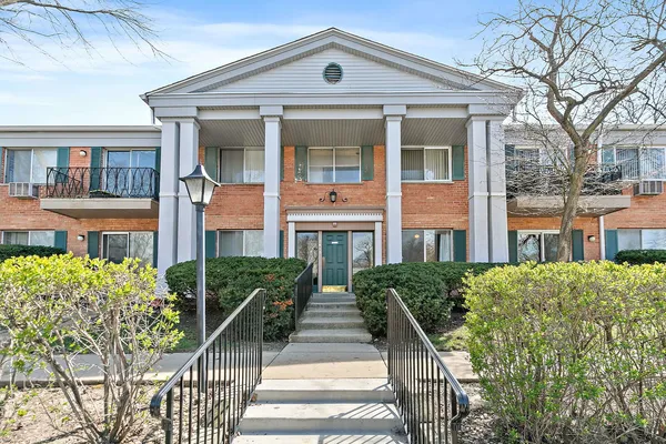 $169,900 | 2415 South Goebbert Road, Unit 105, Arlington Heights, IL 60005