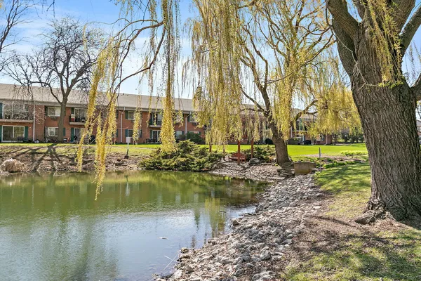 $169,900 | 2415 South Goebbert Road, Unit 105, Arlington Heights, IL 60005