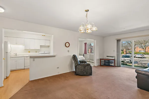 $169,900 | 2415 South Goebbert Road, Unit 105, Arlington Heights, IL 60005