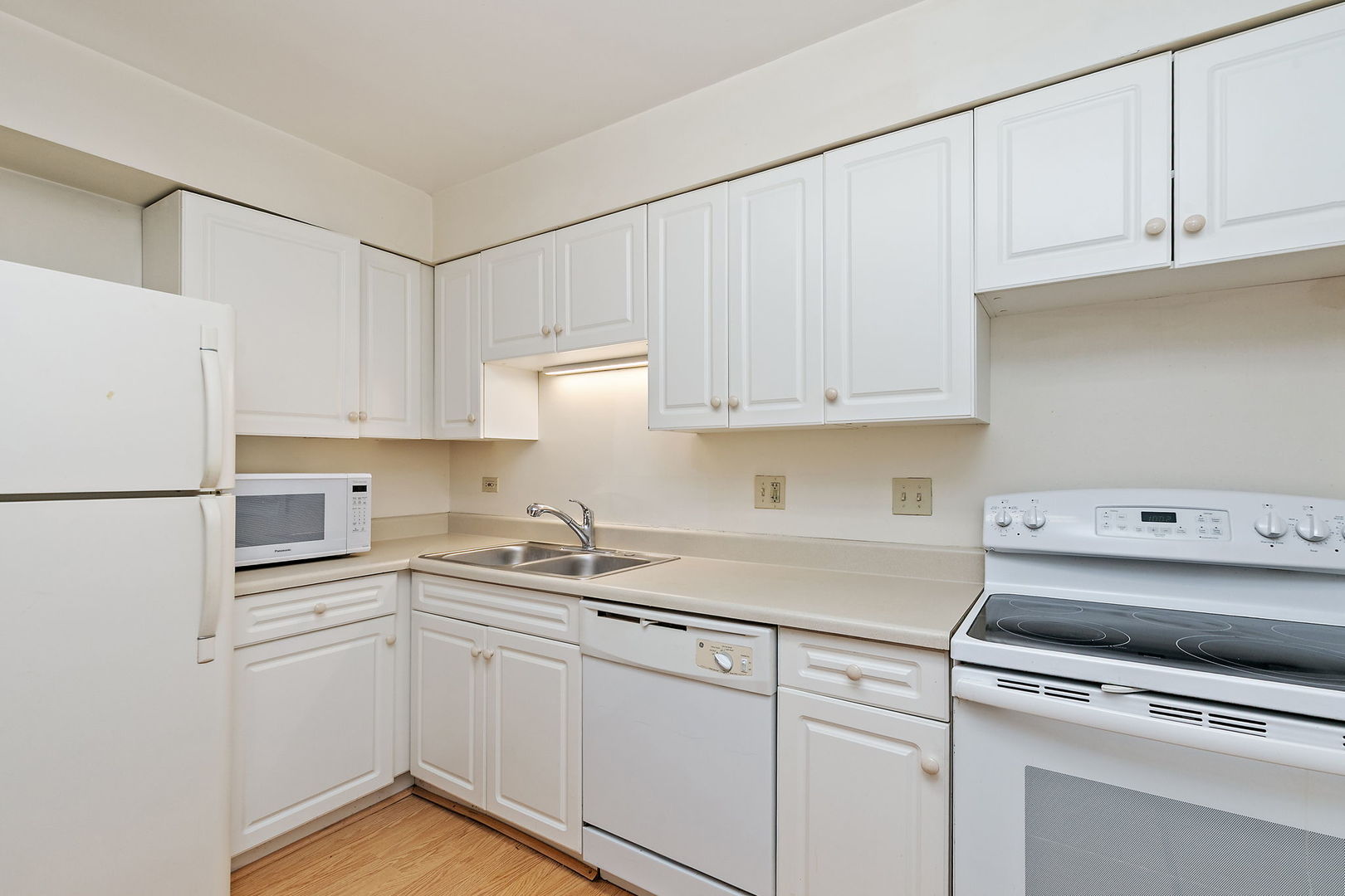 2415 South Goebbert Road, Unit 105 Arlington Heights, IL 60005 - Photo 5 of 12