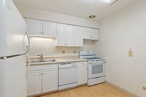 $169,900 | 2415 South Goebbert Road, Unit 105, Arlington Heights, IL 60005