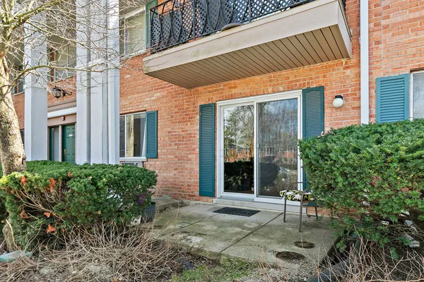 $169,900 | 2415 South Goebbert Road, Unit 105, Arlington Heights, IL 60005