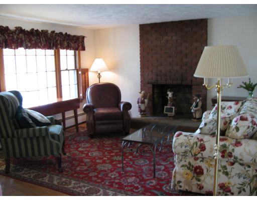 93 Crooked Spring Road Chelmsford, MA 01863 - Photo 3 of 8