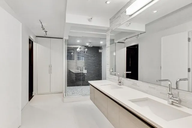 $6,200 | 2 East Erie Street, Unit 1905, Chicago, IL 60611