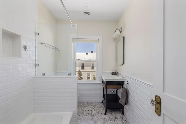 $6,000 | 26 Narragansett Avenue, Newport, RI 02840