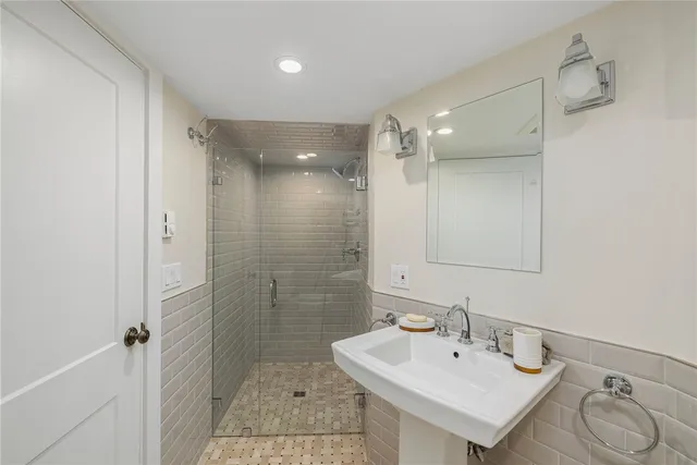 $6,000 | 26 Narragansett Avenue, Newport, RI 02840