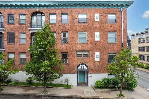 $2,275 | 5611 Elmer Street, Unit 202, Pittsburgh, PA 15232