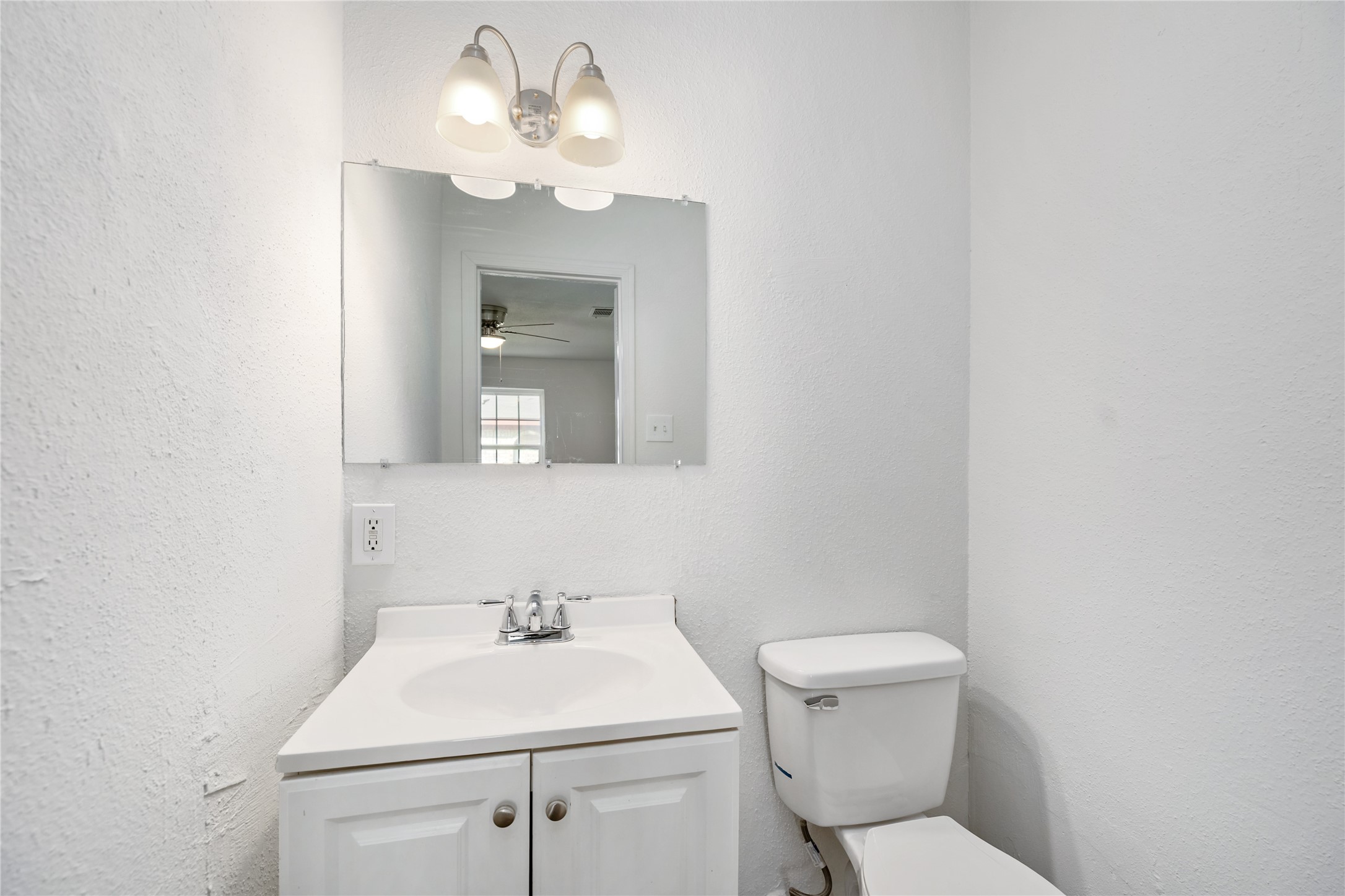 9322 Nyssa Street Houston, TX 77078 - Photo 17 of 34 a bathroom with a sink a toilet and a mirror