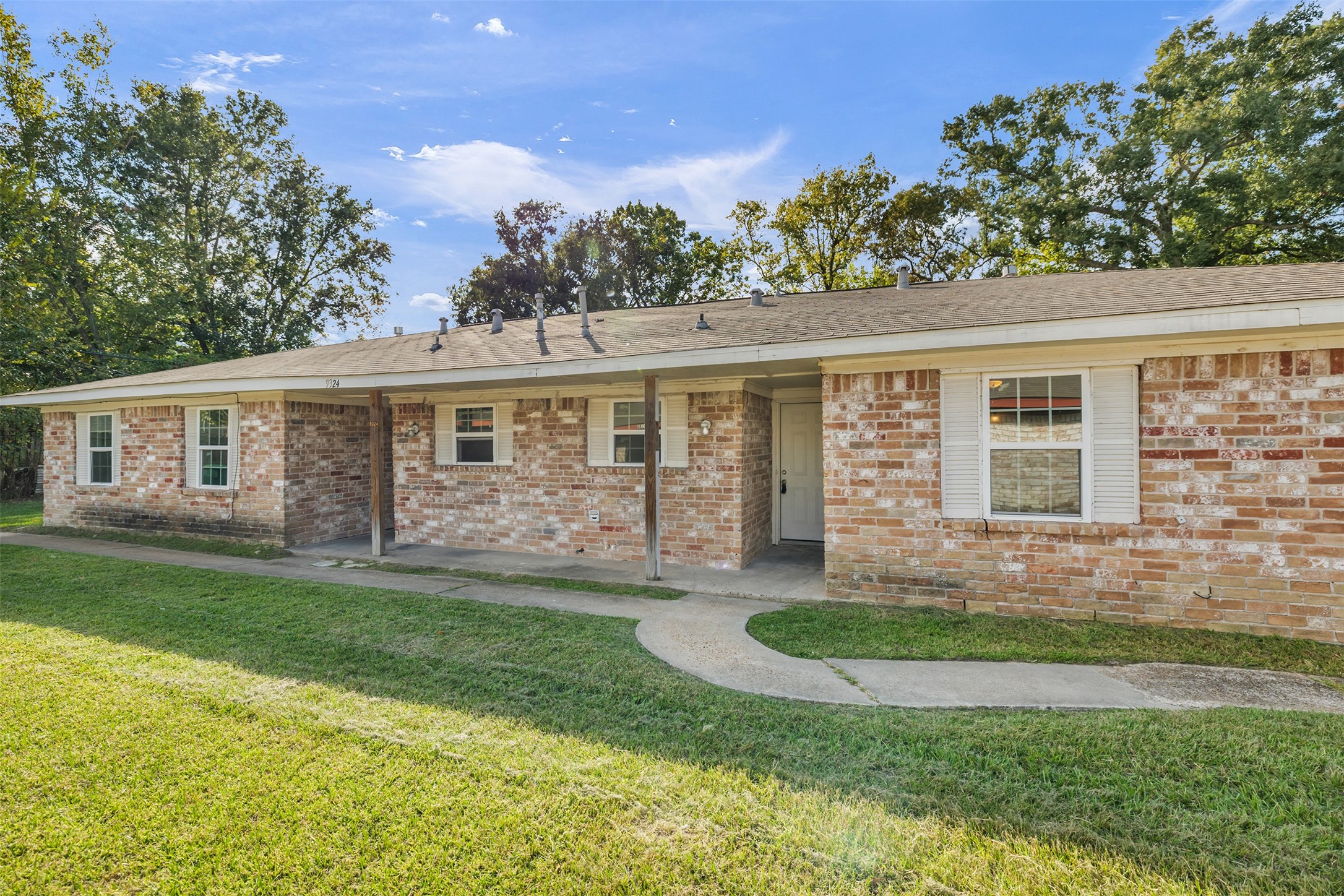 9322 Nyssa Street Houston, TX 77078 - Photo 2 of 34 front view of a house with a yard