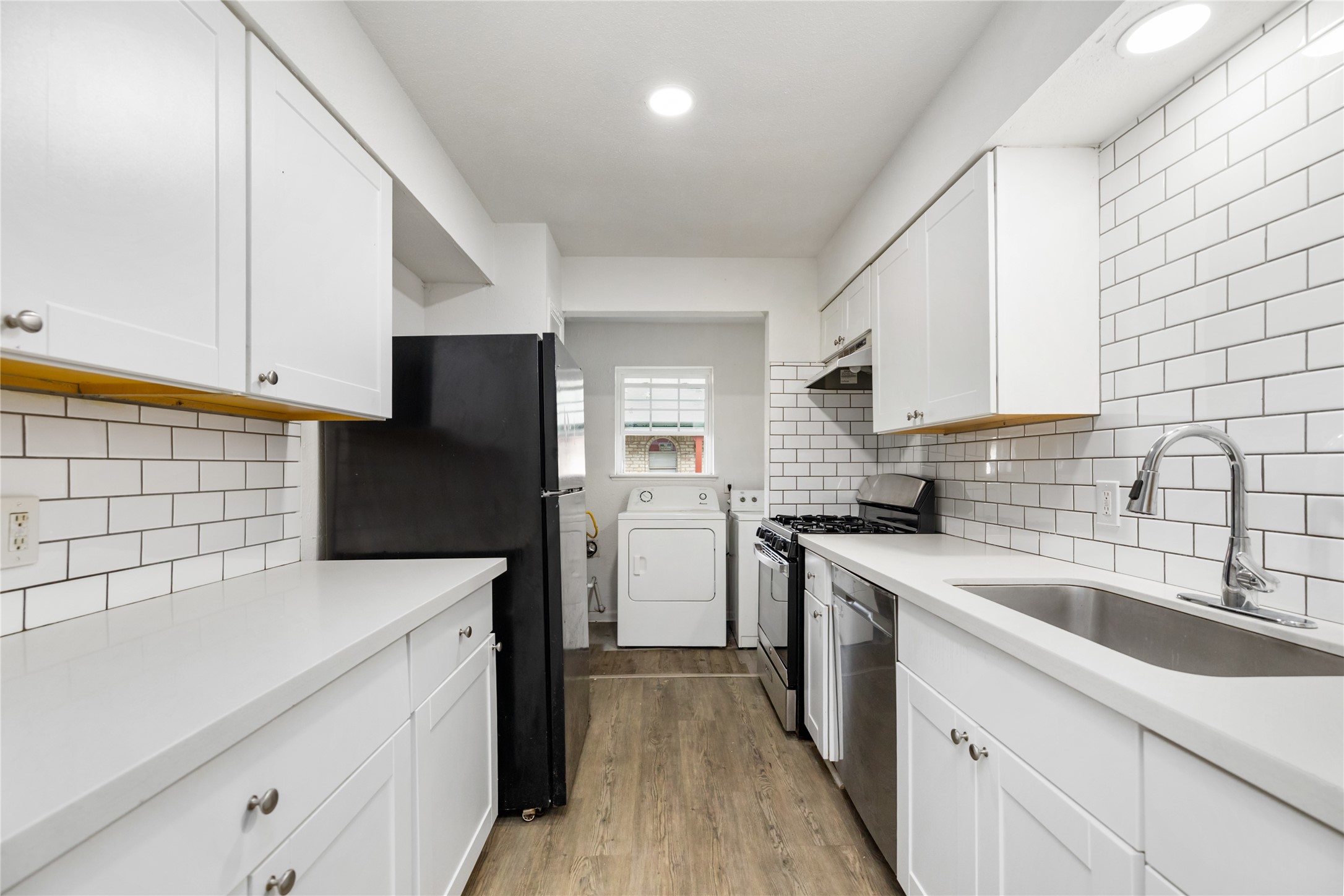 9322 Nyssa Street Houston, TX 77078 - Photo 22 of 34 a kitchen with a sink a stove and refrigerator