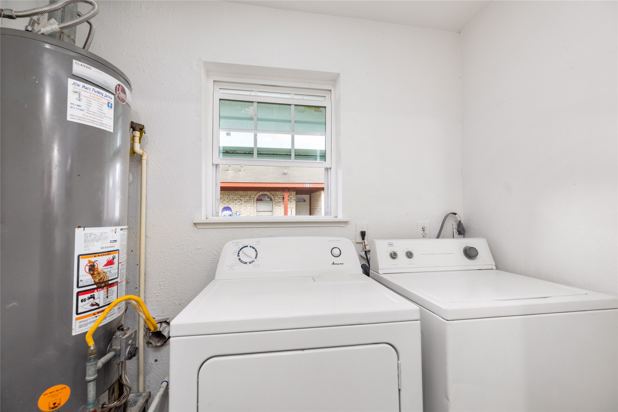 9322 Nyssa Street Houston, TX 77078 - Photo 23 of 34 a utility room with dryer and washer