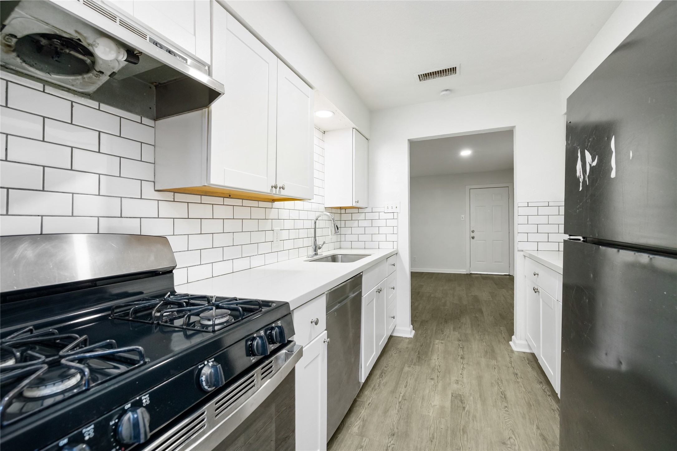 9322 Nyssa Street Houston, TX 77078 - Photo 24 of 34 a kitchen with a stove and a refrigerator
