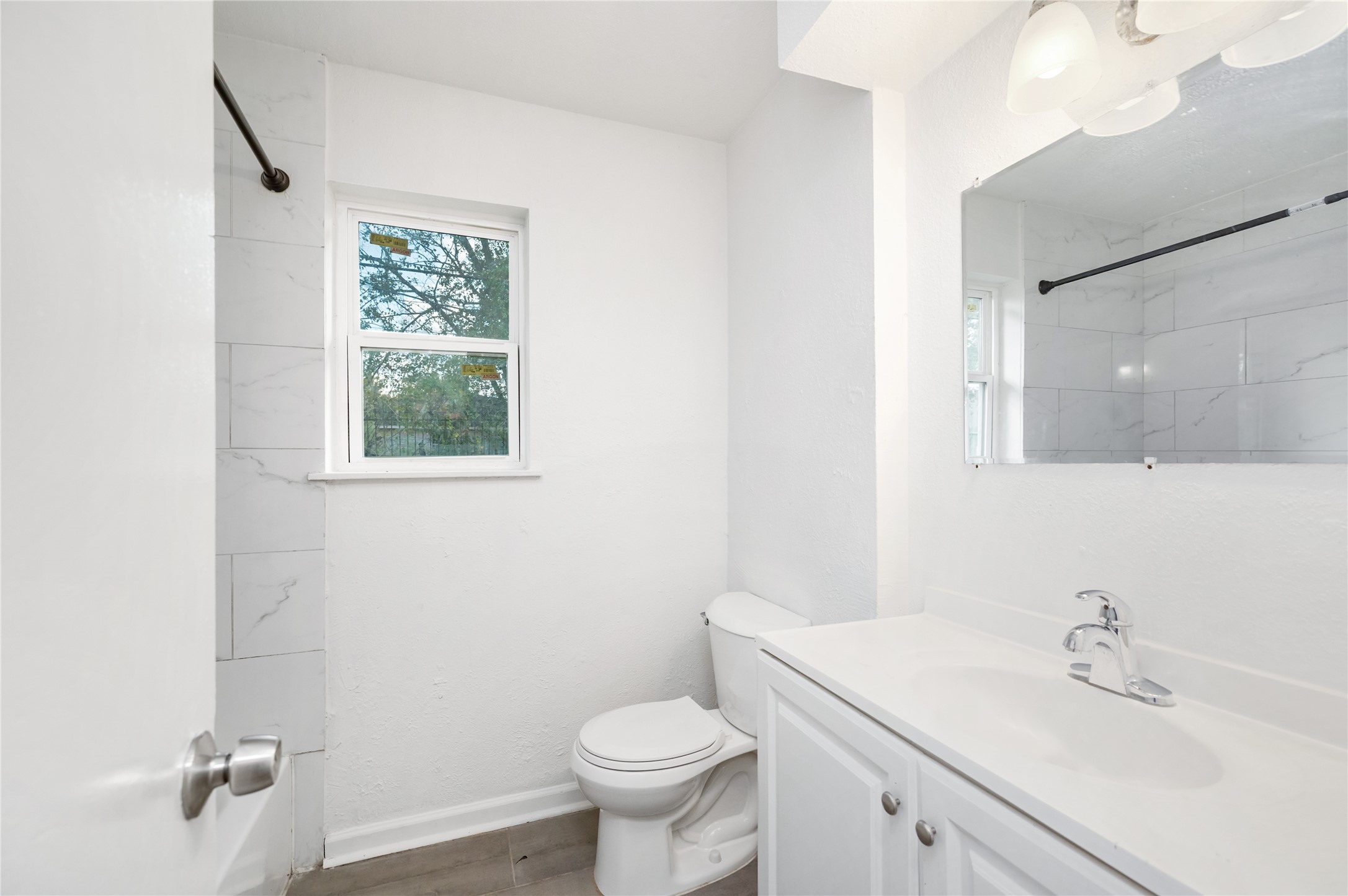9322 Nyssa Street Houston, TX 77078 - Photo 27 of 34 a bathroom with a sink toilet and a mirror