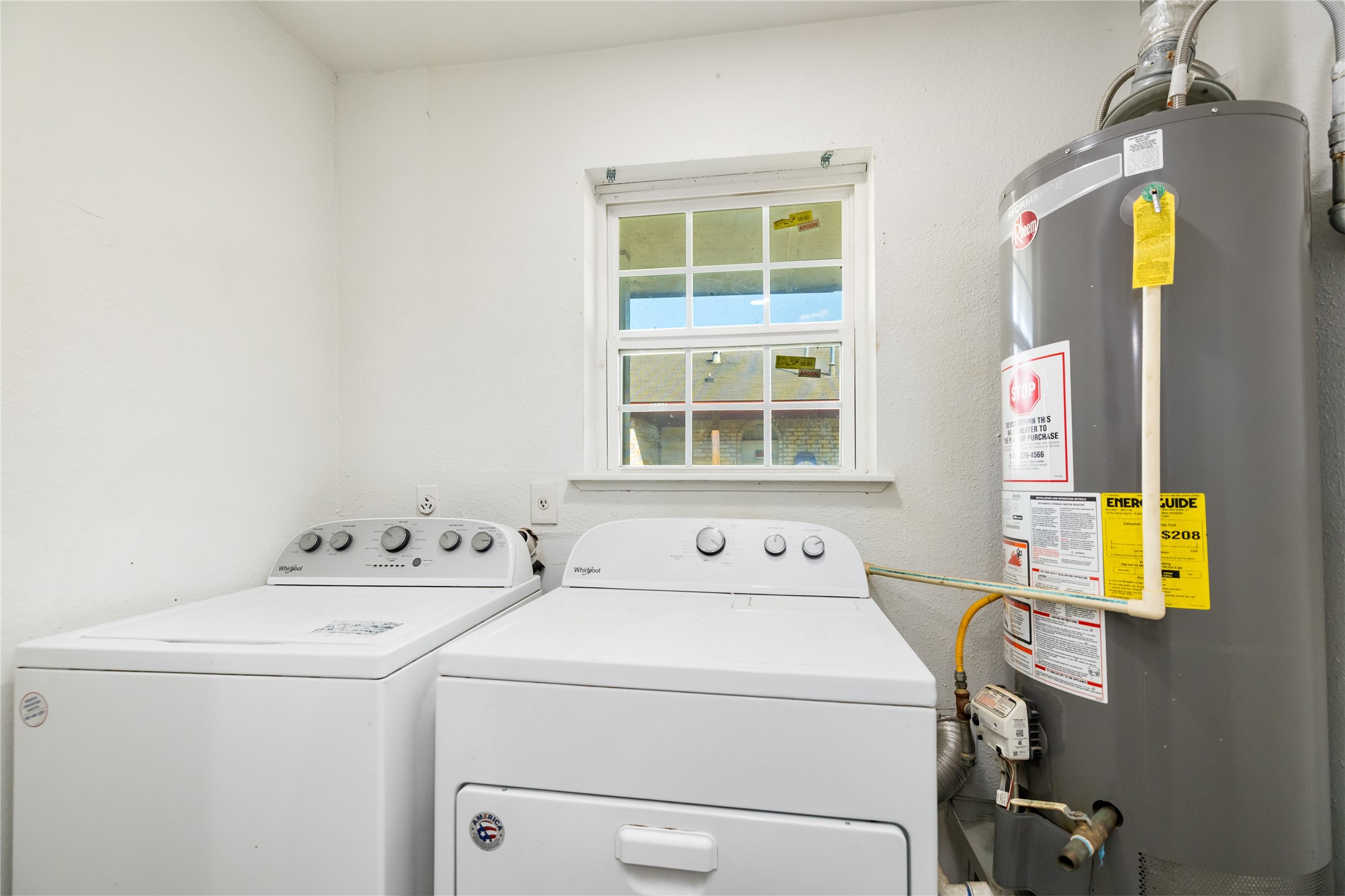 9322 Nyssa Street Houston, TX 77078 - Photo 8 of 34 a utility room with dryer and washer