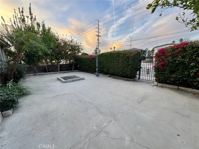 a view of a backyard