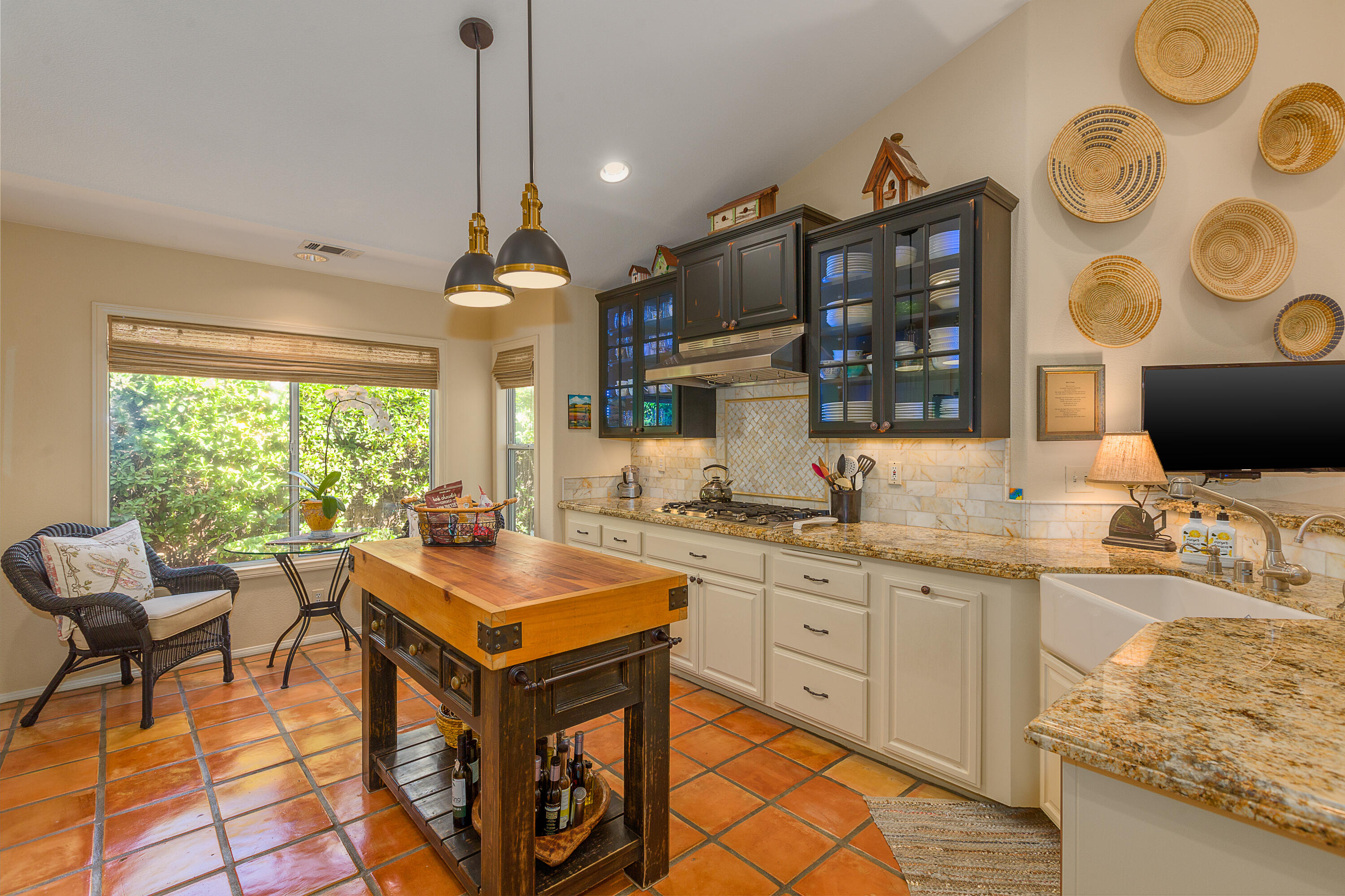 5013 Sungate Ranch Road Santa Barbara, CA 93111 - Photo 4 of 26 Kitchen and eating space