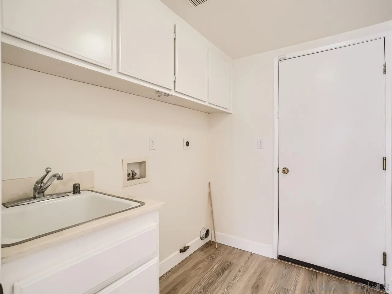 8515 Mesa Heights Road Santee, CA 92071 - Photo 25 of 28 a bathroom with a sink and a mirror