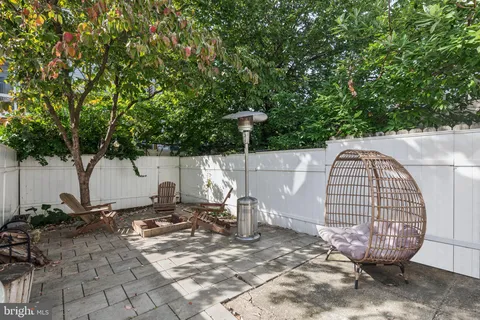 a view of a backyard