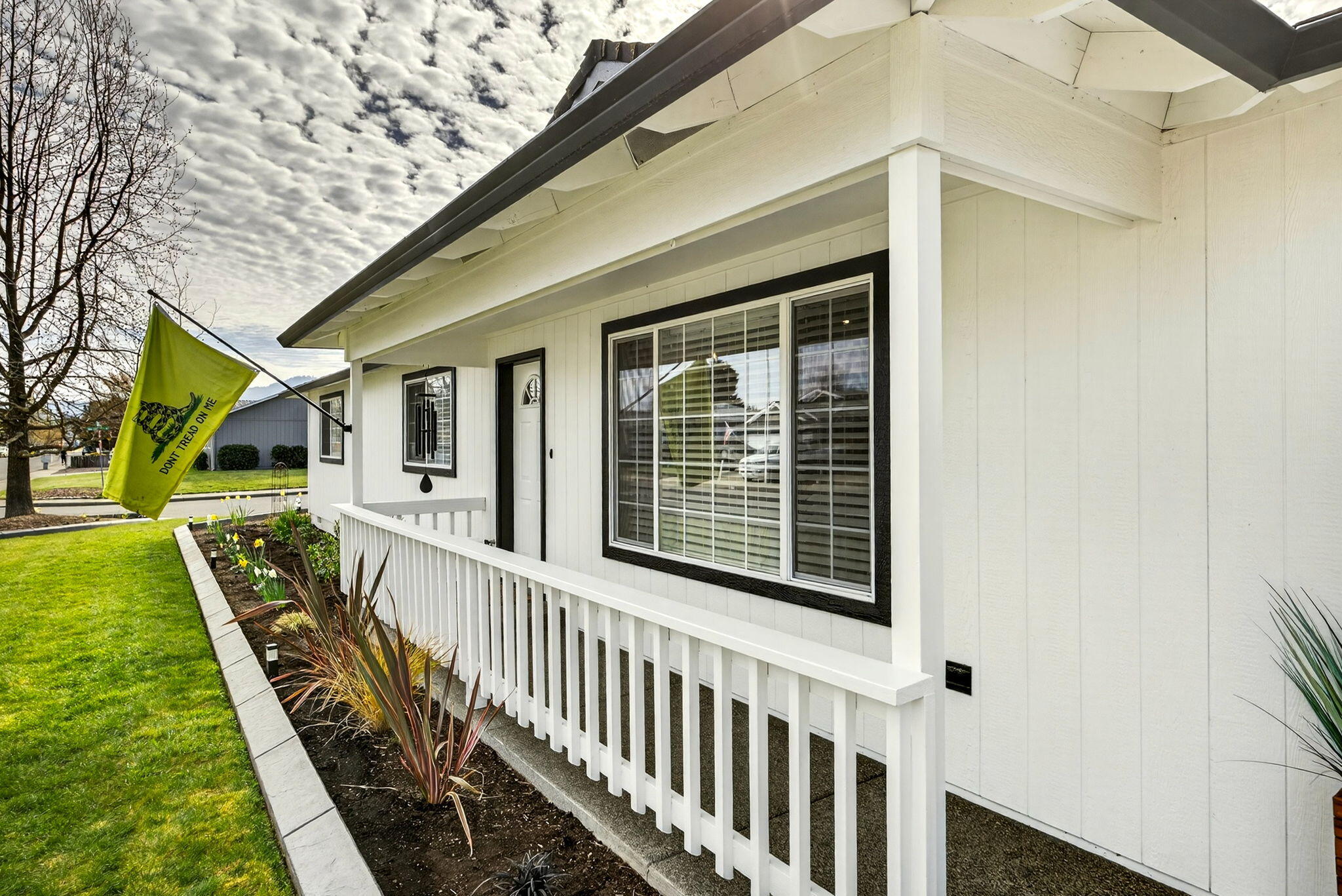 934 Pittview Avenue Central Point, OR 97502 - Photo 4 of 32 Front Porch Entrance