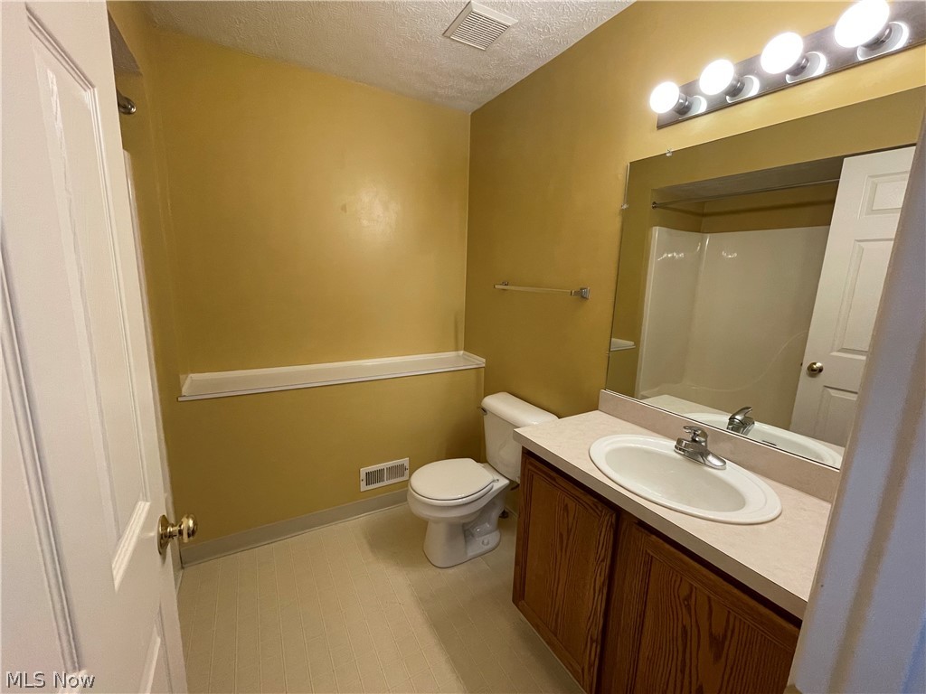 641 Stoney Ridge, Unit 83 Cleveland, OH 44143 - Photo 22 of 27 Full Bath - Upper Floor