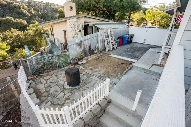 a view of a back yard of the house