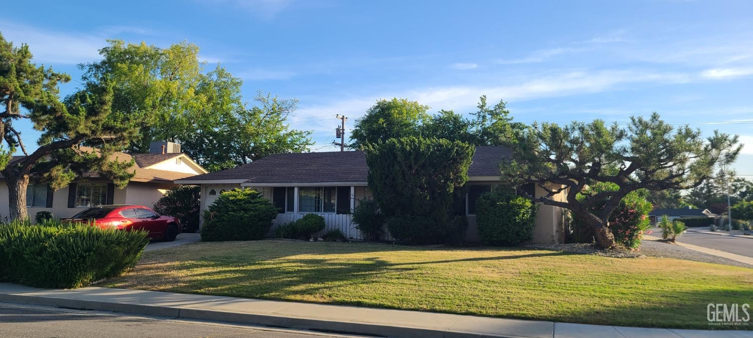 a view of a house with a yard