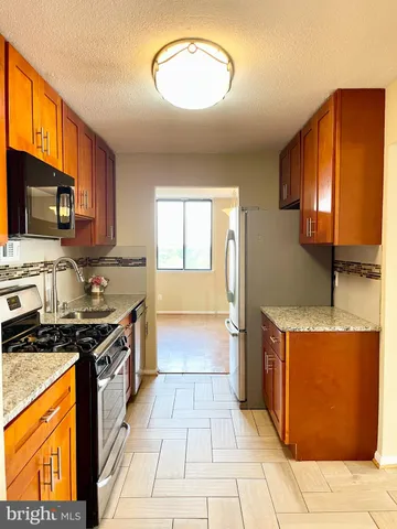 $2,590 | 4 Monroe Street, Unit 802, Rockville, MD 20850