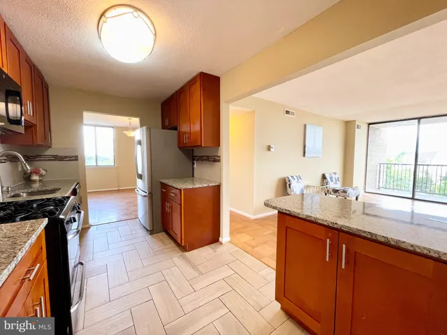 $2,590 | 4 Monroe Street, Unit 802, Rockville, MD 20850