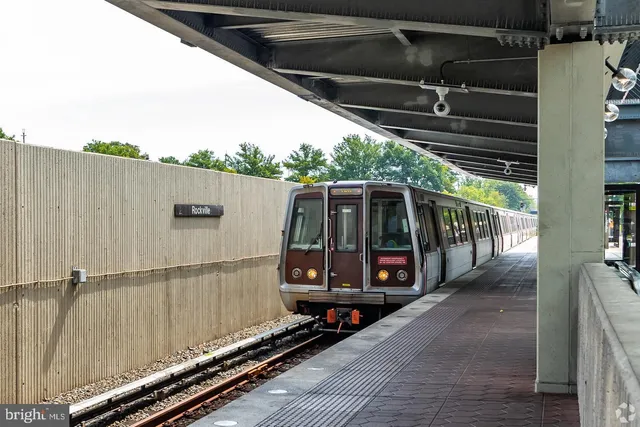 $2,590 | 4 Monroe Street, Unit 802, Rockville, MD 20850