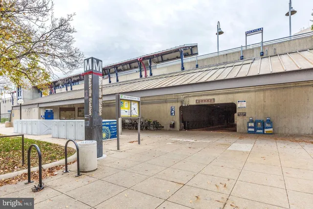 $2,590 | 4 Monroe Street, Unit 802, Rockville, MD 20850