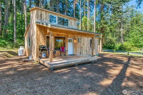 a view of a house with backyard and sitting area