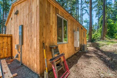 a view of a house with backyard and trees