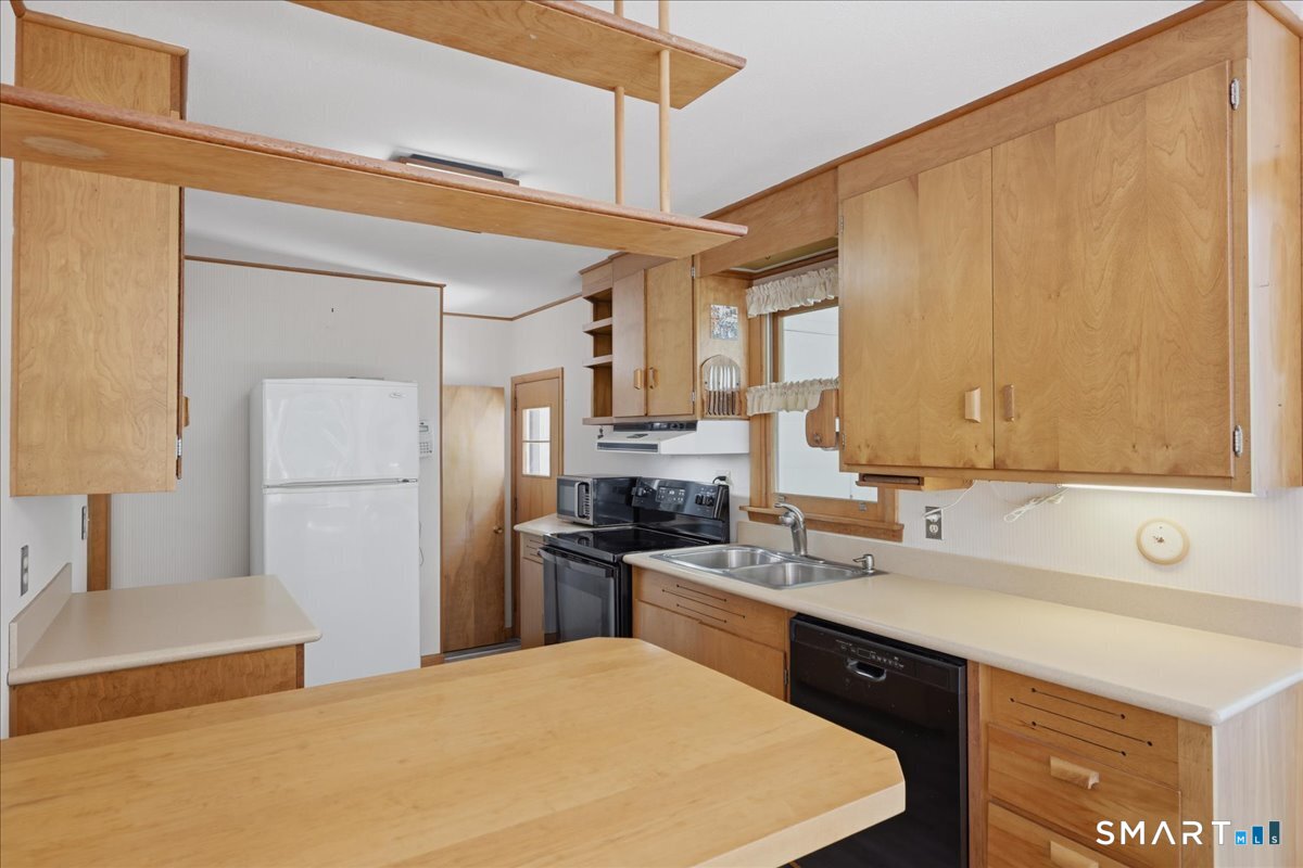 8 Roxbury Court East Lyme, CT 06357 - Photo 12 of 39