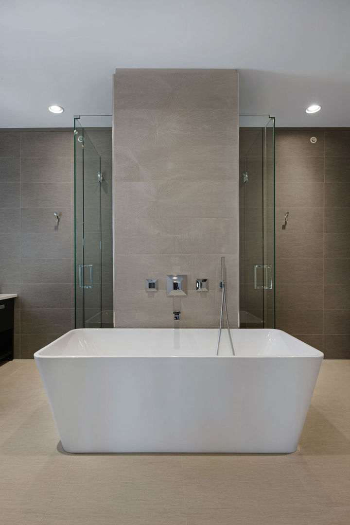 1606 Elliott Street Park Ridge, IL 60068 - Photo 19 of 36 a bathroom with a bathtub
