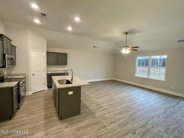 $300,000 | 102 Red Bird Cove, Senatobia, MS 38668