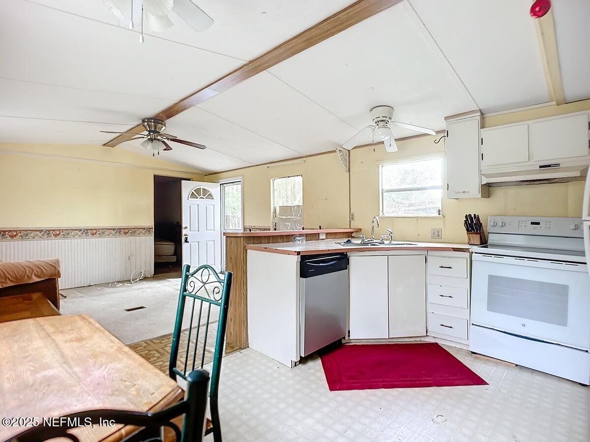 133 Mullis Avenue Interlachen, FL 32148 - Photo 41 of 45 Cozy Kitchen And Living Area