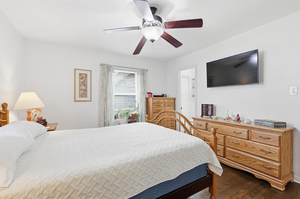 829 Inwood Drive McKinney, TX 75069 - Photo 23 of 40 Primary bedroom view 2