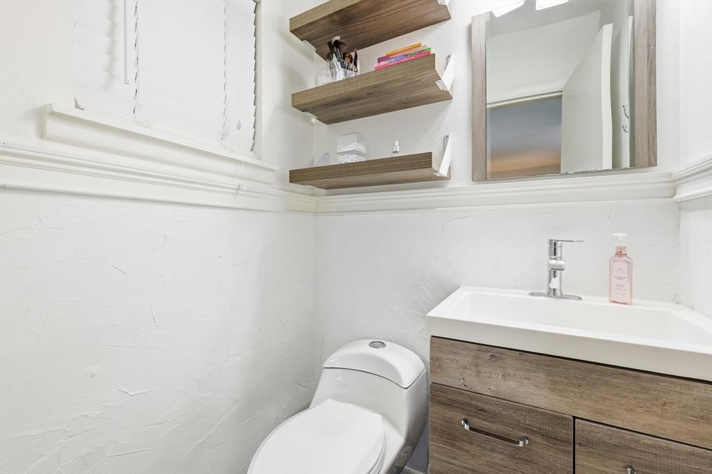 829 Inwood Drive McKinney, TX 75069 - Photo 24 of 40 Primary bedroom attached half bath